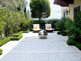 Зеркальный шар, как элемент декора на видовой площадке сада